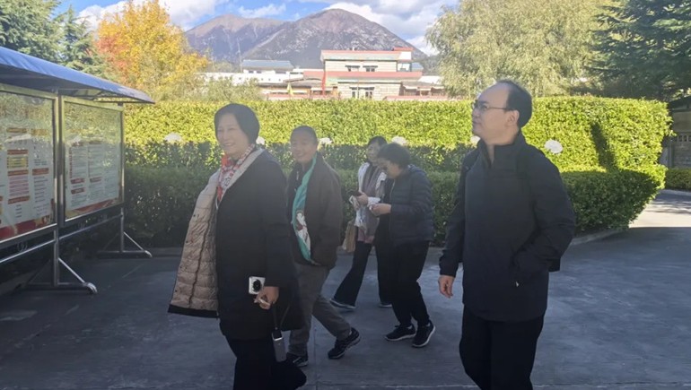 高原賦能，擘畫未來——中國香妝協(xié)會(huì)專家團(tuán)蒞臨奇正指導(dǎo)藏藥化妝品產(chǎn)業(yè)發(fā)展